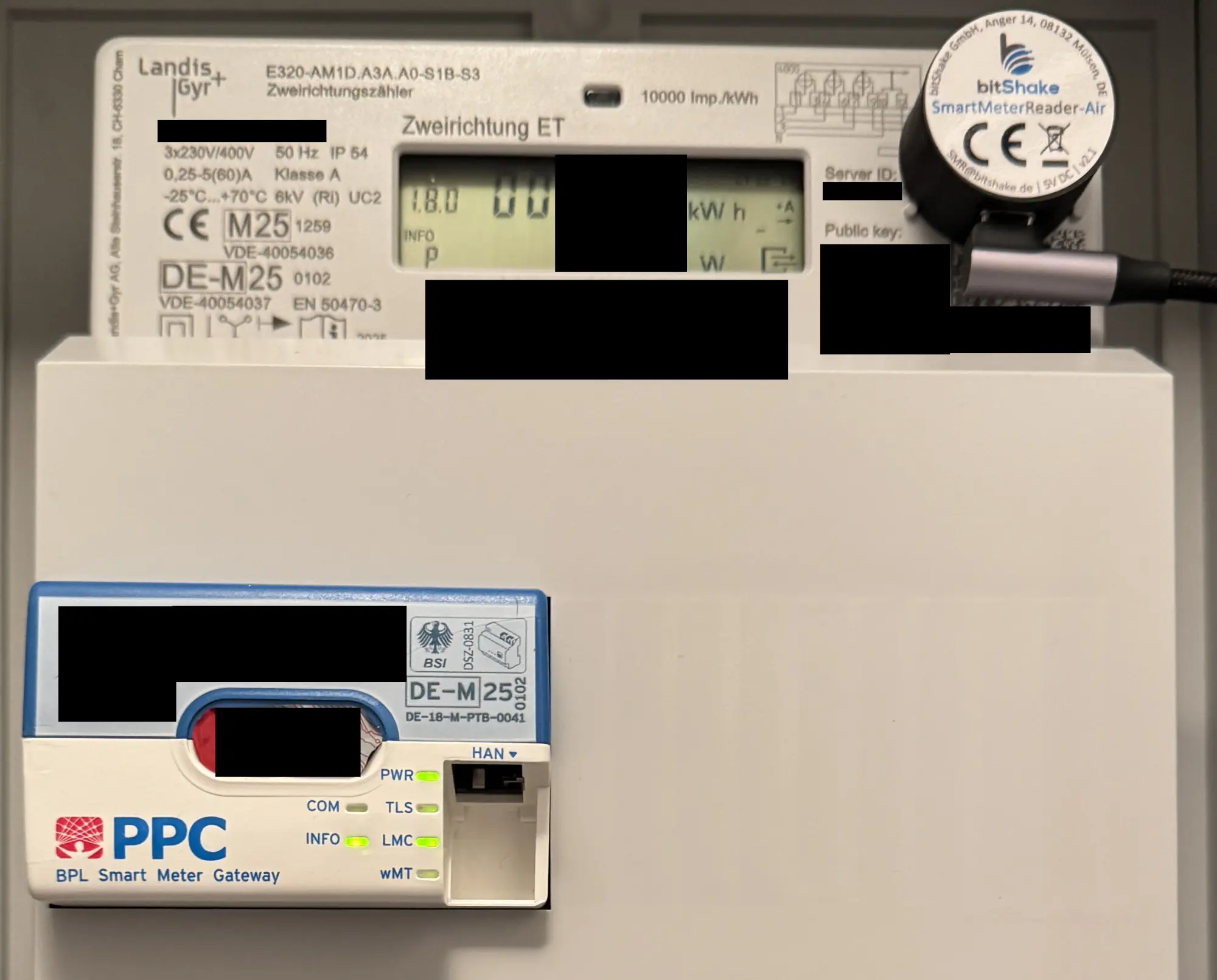 Landis+Gyr E320 mit montiertem bitShake Infrarot-Kopf